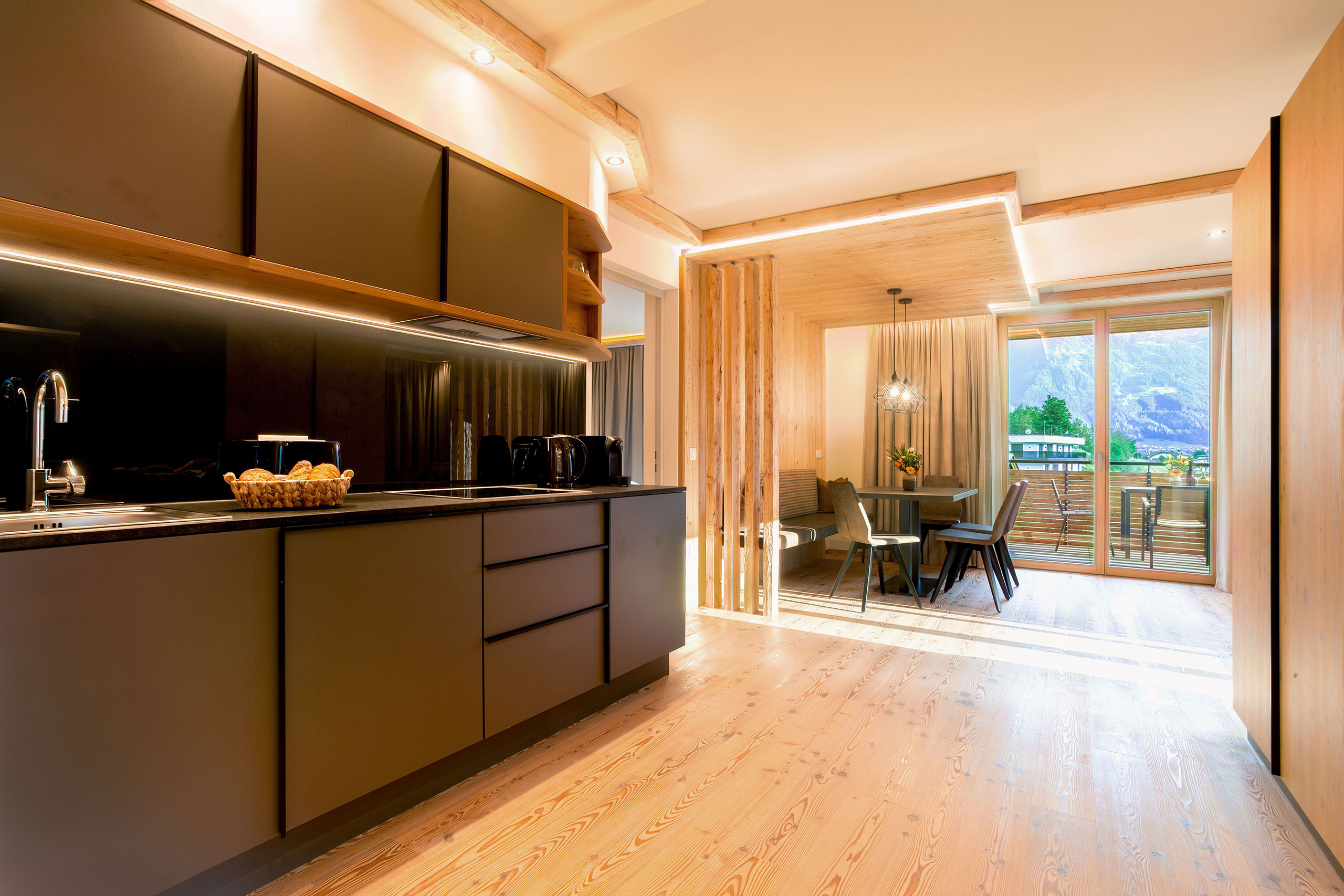 Die Küche und das Esszimmer des Appartements 19 im zweiten Obergeschoss