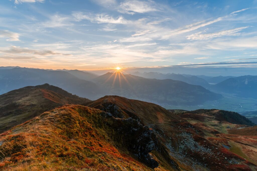 Herbstliches Bergpanorama im Zillertal bei Sonnenaufgang